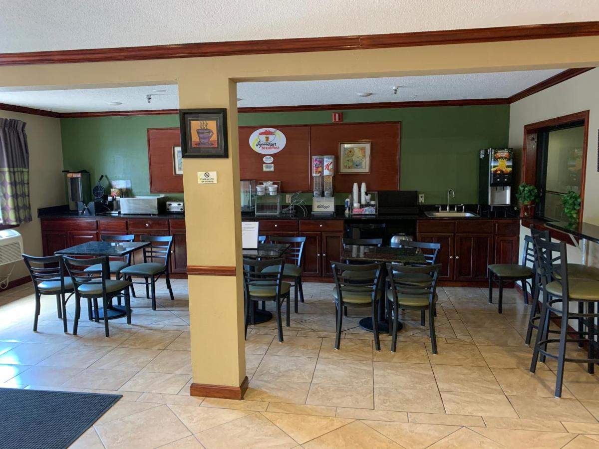 Super 8 By Wyndham Tilton/Lake Winnipesaukee Exterior photo